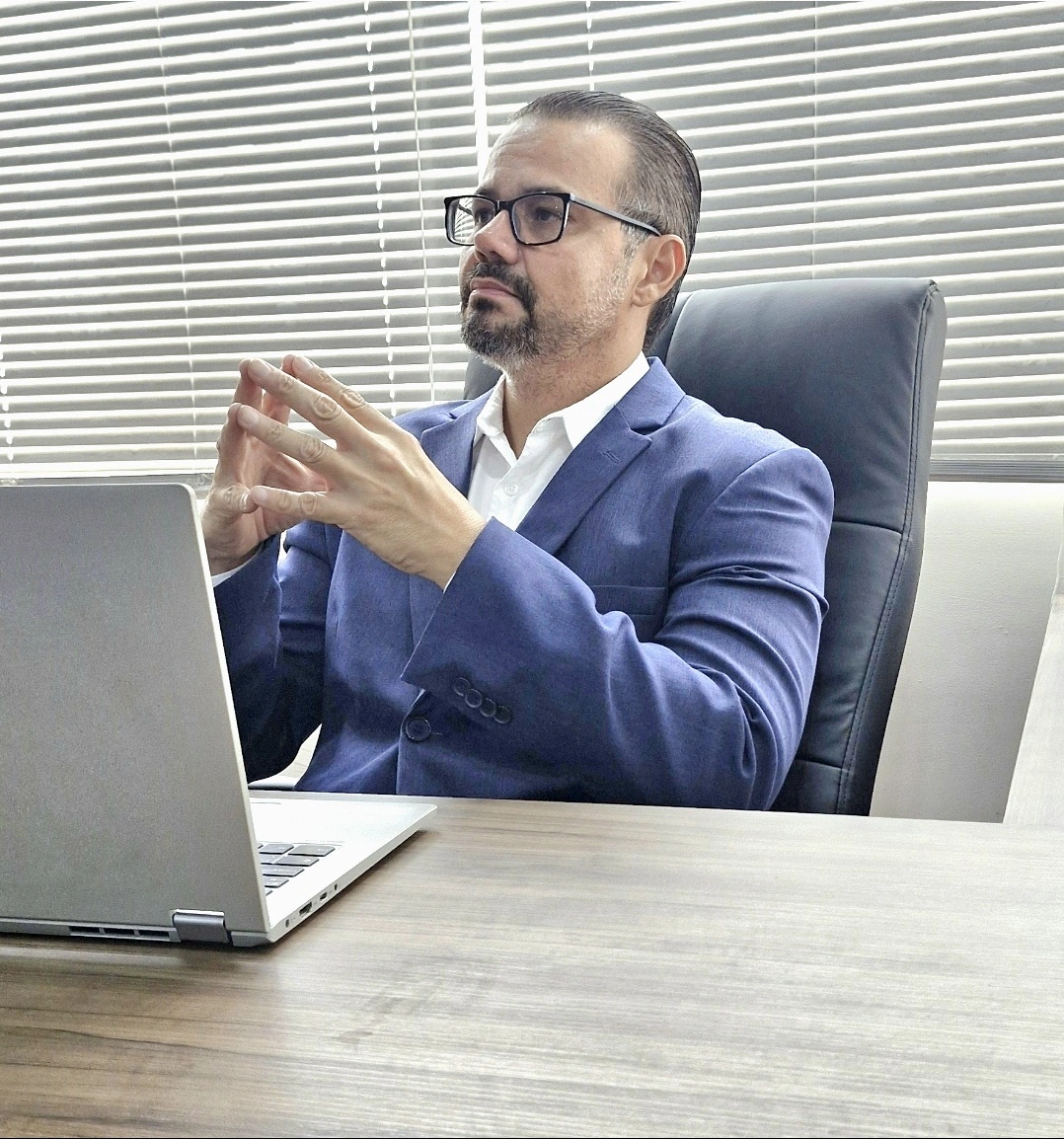 Dr. Sérgio Couto Júnior no escritório